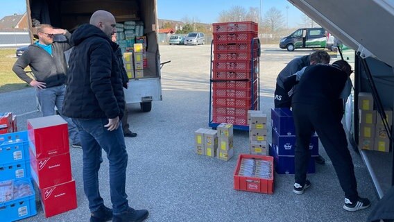 Der Fußballclub MSV Pampow hat einen Hilfstransport für die Ukraine organisiert. Der Bus wird beladen. © Christoph Kümmritz/ndr.de 