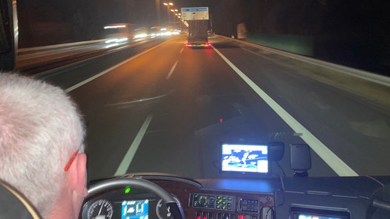 Der Fußballclub MSV Pampow hat einen Hilfstransport für die Ukraine organisiert. Der Bus fährt über die Autobahn. © Christoph Kümmritz/ndr.de 
