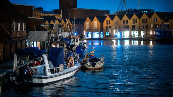Boote liegen in Wismar im Fischereihafen mit erhöhten Wasserständen. © dpa Foto: Jens Büttner