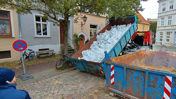 Sturmflut-Warnung:In Wismar wird mittlerweile der vierte Container mit Sandsäcken entladen © NDR Foto: Chrostoph Woest/ NDR MV