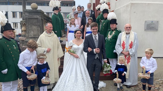 Das Hochzeitspaar Georg Alexander zu Mecklenburg-Strelitz und Hande vor der Stadtkirche in Neustrelitz. © Stefan Weidig Foto: Stefan Weidig