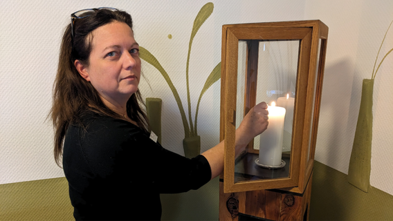 Pflegedienstleiterin Uta Rouse zündet im Rostocker Hospiz eine Kerze an. © NDR Foto: Katja Bülow