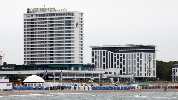 Warnemünde: Das Hotel Neptun (l) und das a-ja-Resort (r) liegen direkt am Strand der Ostsee. © dpa-Bildfunk Foto: Bernd Wüstneck