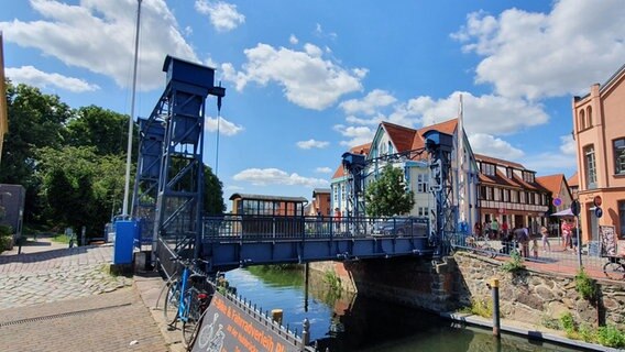 Blaue Hubbrücke über die Elde in Plau am See. © NDR Foto: Florian Weißhaupt