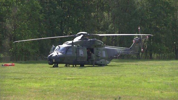 Ein Hubschrauber der Bundeswehr steht zum Einsatz an dem brennenden Wald- und Torfmoorgebiet bei Göldenitz bereit. © NDR Foto: NDR
