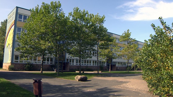 Die Hundertwasser-Gesamtschule in Rostock-Lichtenhagen © NDR Foto: NDR