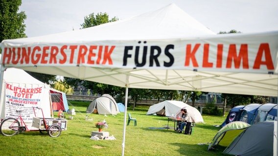 Camp von Hungerstreikenden ist im Regierungsviertel aufgebaut.  Foto: Kay Nietfeld/dpa