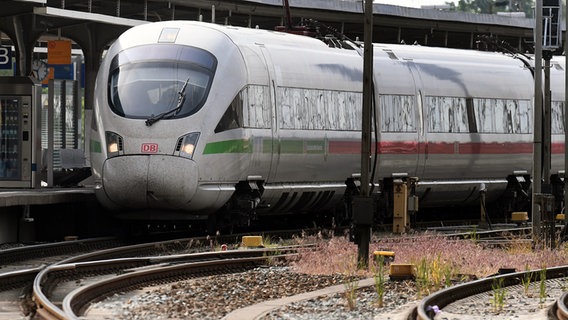 Ein ICE-Zug steht im Bahnhof von Stralsund. © picture alliance/dpa | Stefan Sauer Foto: picture alliance/dpa | Stefan Sauer