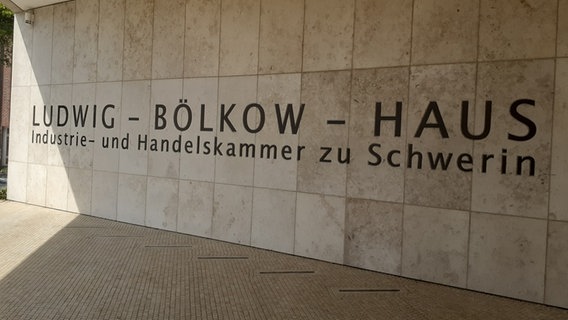 Ein Schild weist auf die Industrie- und Handelskammer im Luwig-Bölkow-Haus in Schwerin hin. © Andreas Frost Foto: Andreas Frost