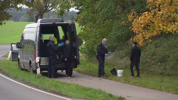 Polizisten überprüfen eingereiste Migranten an der Grenze zwischen Mecklenburg-Vorpommern und Polen.  