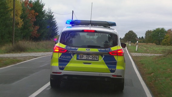 Themenbild: Bundespolizisten im Einsatz im deutsch-polnischen Grenzgebiet. © NDR 