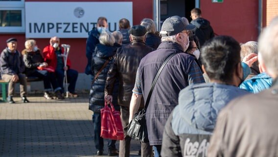 Stralsund: Ein Schild mit dem Schriftzug "Impfzentrum" weist den Weg zum Corona-Impfstützpunkt des Landkreis Vorpommern-Rügen in Stralsund. © dpa-Bildfunk Foto: Stefan Sauer/dpa