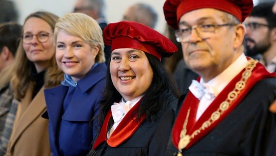 Vor Beginn der Investitur der neuen Rektorin der Universität Rostock stehen Bettina Martin (SPD) (l-r), Wissenschaftsministerin des Landes Mecklenburg-Vorpommern, Manuela Schwesig (SPD), Ministerpräsidentin von Mecklenburg-Vorpommern, Elizabeth Prommer, künftige Rektorin, und Wolfgang Schareck, scheidender Rektor, in der St.-Marien-Kirche. © dpa-Bildfunk Foto: Bernd Wüstneck