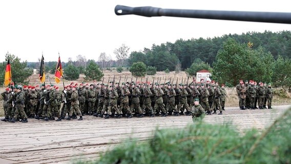 Mit einem Appell wird der Truppenübungsplatz Jägerbrück bei Torgelow wieder in Dienst gestellt © dpa-Bildfunk Foto: Bernd Wüstneck