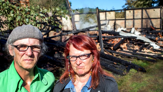 Ehepaar Lohmeyer vor ihrer abgebrannten Scheune © DPA-Bildfunk Foto: Jens Büttner