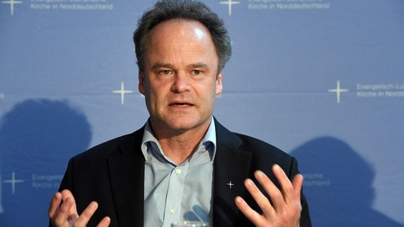 Tilman Jeremias, neuer Bischof im Sprengel Mecklenburg und Pommern der evangelischen Nordkirche, spricht nach seiner Wahl am 01.03.2019. Tilman Jeremias, neuer Bischof im Sprengel Mecklenburg und Pommern der evangelischen Nordkirche, spricht nach seiner Wahl am 01.03.2019. © dpa-Bildfunk Foto: Stefan Sauer