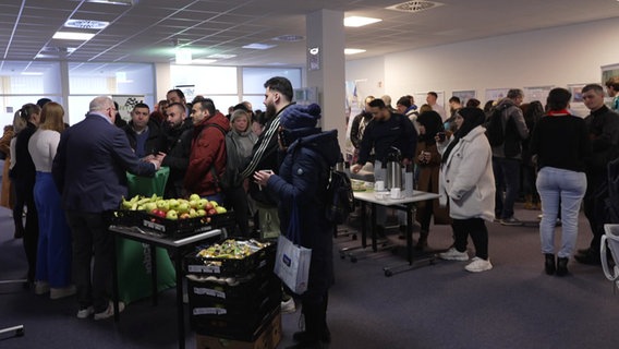 Viele Geflüchtete kommen zum Job-Café im Jobcenter. © NDR 