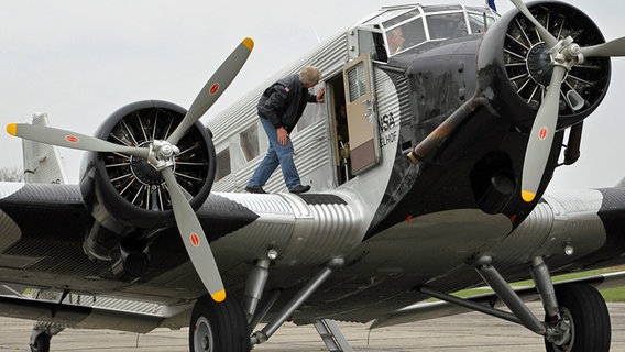 Ein Pilot steigt in das Flugzeug ein © dpa-Bildfunk Foto: Bernd Wüstneck / dpa-Bildfunk