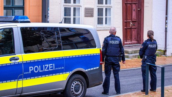 Schwerin: Polizisten stehen mit ihrem Streifenwagen vor einem Gebäude, hinter dem sich die Synagoge und das Gemeindezentrum der Israelitischen Religionsgemeinschaft befinden. © Jens Büttner/dpa +++ dpa-Bildfunk +++ Foto: Jens Büttner/dpa +++ dpa-Bildfunk +++