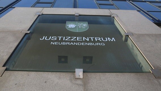 Blick auf das örtliche Justizzentrum in Neubrandenburg. In dem Zentrum befinden sich das Amtsgericht und das Landgericht. © IMAGO / BildFunkMV Foto: IMAGO / BildFunkMV