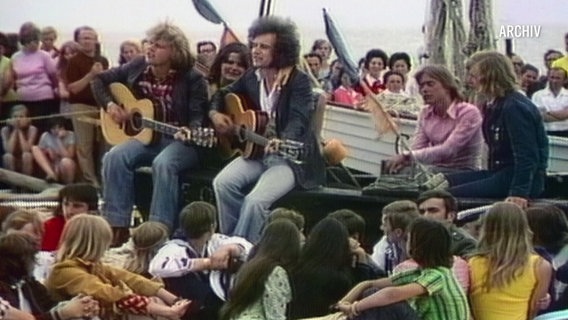 Auf der Ostseewoche in Rostock wehte in den 1970er-Jahren ein Hauch Internationalität. Die späteren ESC-Gewinner Olsen Brothers aus Dänemark sangen dort von der Liebe. Auf der Ostseewoche in Rostock wehte in den 1970er-Jahren ein Hauch Internationalität. Die späteren ESC-Gewinner Olsen Brothers aus Dänemark sangen dort von der Liebe. © Deutsches Rundfunk-Archiv (DRA) Foto: Screenshot