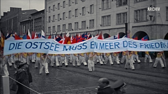 In den frühen 1970er-Jahren machten sich bis zu 20.000 Ausländer auf den Weg zur Ostseewoche nach Rostock, auch wenn viele mit den Massenaufmärschen fremdelten. © Deutsches Rundfunk-Archiv (DRA) Foto: Screenshot