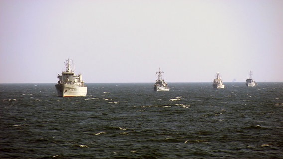 Verband von Kriegsschiffen auf der Ostsee. © Deutsches Rundfunk-Archiv (DRA) Foto: Screenshot
