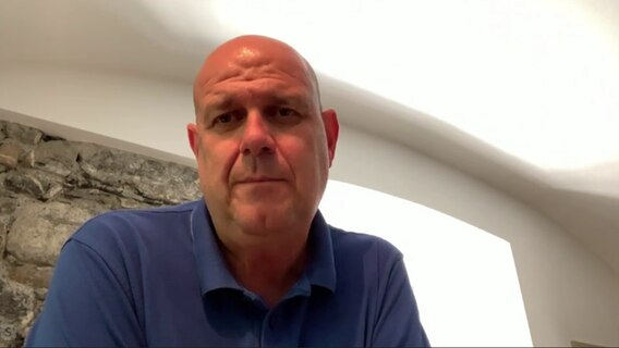 André Karkhof (53) berichtet in einer Videoschalte über den Verlauf seiner Covid-19-Erkrankung.  Foto: NDR