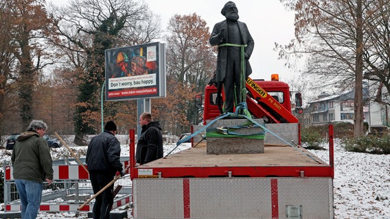 Neubrandenburg: Das reparierte Karl-Marx-Denkmal wird mit einem Lkw angeliefert und anschließend wieder aufgestellt. Neubrandenburg: Das reparierte Karl-Marx-Denkmal wird mit einem Lkw angeliefert und anschließend wieder aufgestellt. © Foto: Bernd Wüstneck/dpa Foto: Foto: Bernd Wüstneck/dpa