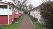In den Unterkünften der Erntehelfer in Karls Erlebnisdorf in Rövershagen werden Geflüchtete untergebracht. © NDR Foto: NDR