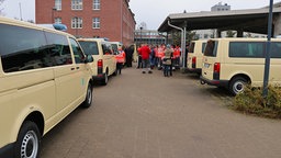 Viele Kleintransporter und Einsatzkräfte vom Katastrophenschutz Mecklenburg-Vorpommern.