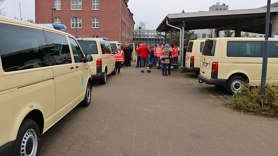 Viele Kleintransporter und Einsatzkräfte vom Katastrophenschutz Mecklenburg-Vorpommern. © NDR Foto: Andreas Lusky