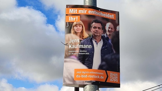 Wahlplakat an einer Laterne von Jens Kaufmann, parteiloser OB-Kandidat. © NDR.de Foto: Marian Thürmer/NDR.de