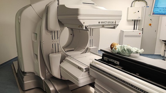Das sogenannte SPECT CT ist ein modernen Gerät, das zwei Verfahren kombiniert: Die Computertomographie und die Single-Photon-Emissions-Tomographie. © Universitätsmedizin Greifswald Foto: Christian Arns