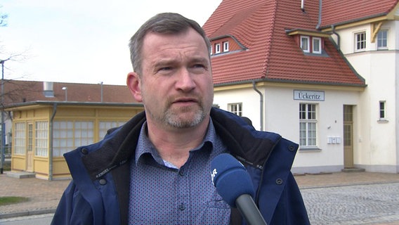 Der ehemalige Bürgermeister der Gemeinde Ückeritz auf Usedom, Axel Kindler, gibt ein Interview vor dem Bahnhof in Ückeritz. Er wurde wegen mehrerer Verwerfungen mit den Ückeritzern per Bürgereintscheid abberufen. © NDR Foto: NDR