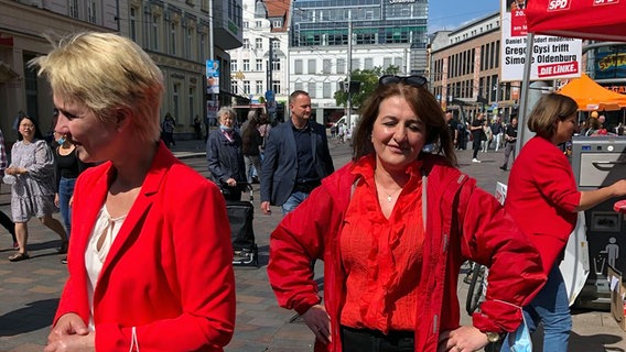 Gayane Kirakosjan im Straßenwahlkampf mit Ministerpräsidentin Manuela Schwesig.  