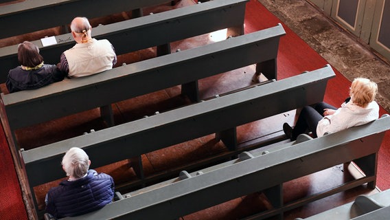 Stralsund: Mitglieder der Kirchgemeinde sitzen in der Heilgeistkirche auf den Kirchenbänken. © dpa-Bildfunk Foto: Stefan Sauer