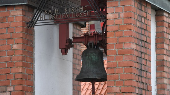 Eine Glocke der Pfarrkirche Heilige Dreifaltigkeit der Pfarrei St. Bernhard Stralsund-Rügen-Demmin. Eine Glocke der Pfarrkirche Heilige Dreifaltigkeit der Pfarrei St. Bernhard Stralsund-Rügen-Demmin. © picture alliance Foto: Stefan Sauer
