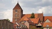 Die Pfarrkirche St. Marien in Plau am See in Backsteingotik. © imago/imagebroker Foto: imago/imagebroker