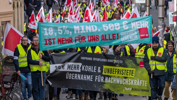 Schwerin: Hunderte Gewerkschaftsmitglieder beteiligen sich an einer Kundgebung und gehen durch die Innenstadt. © dpa-Bildfunk Foto: Jens Büttner/dpa
