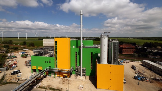 Stavenhagen: Die Klärschlammverbrennungsanlage ist im Bau. Sie soll Ende 2023 in Betrieb gehen und Wärmeenergie für das Fernwärmenetz der Stadt liefern. © Bernd Wüstneck/dpa +++ dpa-Bildfunk +++ Foto: Bernd Wüstneck/dpa +++ dpa-Bildfunk +++
