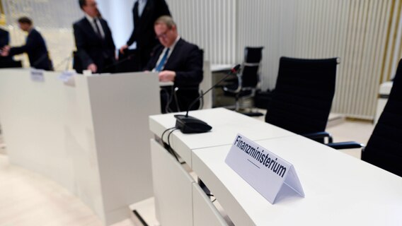 Der leere Sitzplatz von Heiko Geue (SPD), Finanzminister von Mecklenburg-Vorpommern, im Plenarsaal vom Landtag Mecklenburg-Vorpommern. © dpa Foto: Frank Hormann