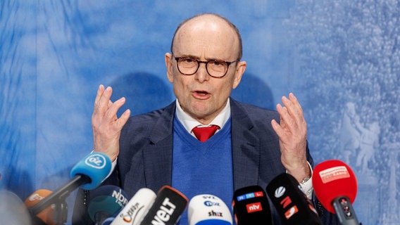 Erwin Sellering (SPD), Vorstandsvorsitzender der Stiftung Klima- und Umweltschutz, spricht auf einer Pressekonferenz zum Stand der Auflösung der Stiftung. © dpa Foto: Markus Scholz