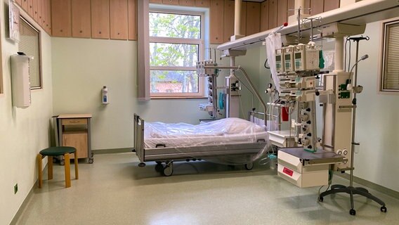 Ein leeres Krankenbett auf der Covid-19-Station im AMEOS Klinikum Ueckermünde. © NDR 