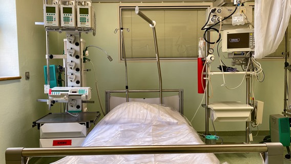 Ein leeres Krankenbett auf der Covid-19-Station im AMEOS Klinikum Ueckermünde. © NDR 