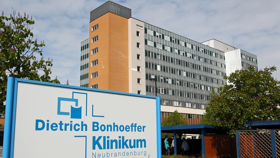 Blick auf das Hinweisschild vor dem Dietrich-Bonhoeffer-Klinikum in Neubrandenburg. © dpa Foto: Bernd Wüstneck