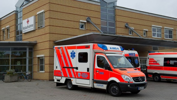 Krankenwagen stehen vor der Notaufnahme des Klinikums Greifswald. © dpa-Bildfunk Foto: Stefan Sauer