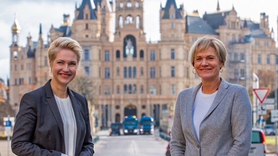 Manuela Schwesig (SPD, l.) und Simone Oldenburg (Linke) vor dem Schweriner Schloss © picture alliance/dpa/dpa-Zentralbild Foto:  Jens Büttner