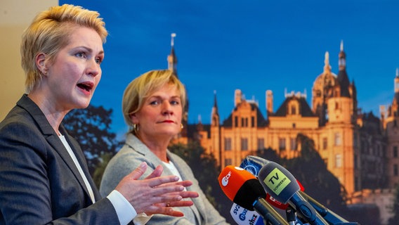 Manuela Schwesig (SPD, l.) und Simone Oldenburg (Linke) © picture alliance/dpa/dpa-Zentralbild Foto:  Jens Büttner