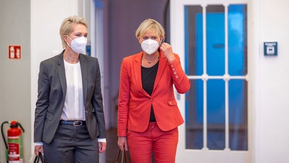 Manuela Schwesig und Simone Oldenburg auf dem Weg zur ersten Runde der Koalitionsverhandlungen in Schwerin im Oktober 2021. © dpa-Bildfunk Foto: Jens Büttner
